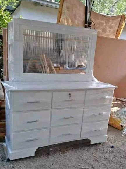 Comoda con espejo y luces