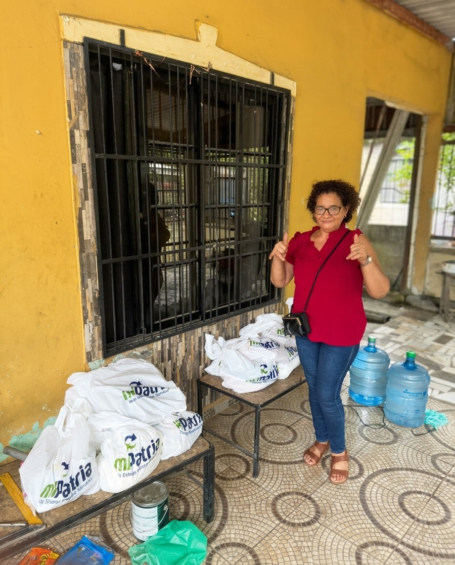 Bolsas llenas y agua para la semana. La familia recibe y tú ves la foto el mismo día.